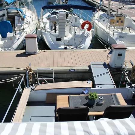 Nuits Insolites Bateau A Quai Port L'explorer Ботель Фрежюс