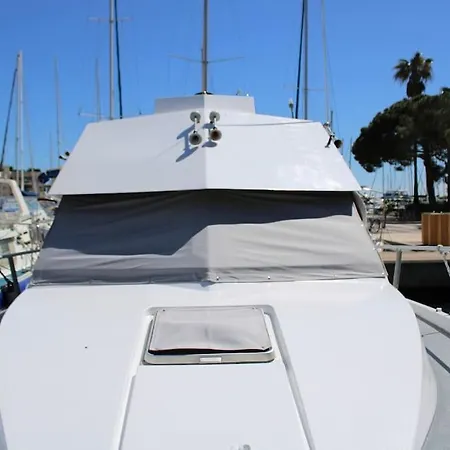 Nuits Insolites Bateau A Quai Port L'explorer Ботель