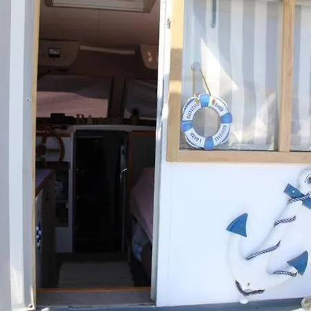 Πλωτό κατάλυμα Nuits Insolites Bateau A Quai Port L'explorer Fréjus
