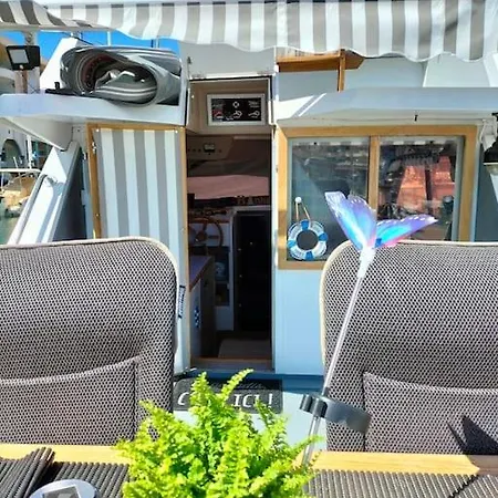 Πλωτό κατάλυμα Nuits Insolites Bateau A Quai Port L'explorer Fréjus