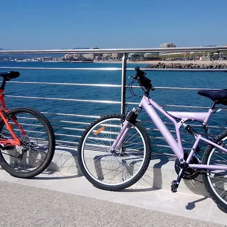 Πλωτό κατάλυμα Nuits Insolites Bateau A Quai Port L'explorer Fréjus