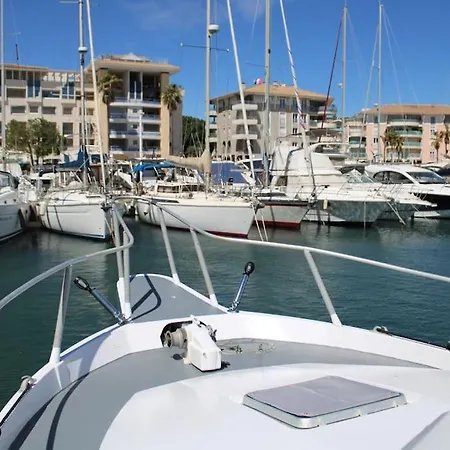 Nuits Insolites Bateau A Quai Port L'explorer * Fréjus