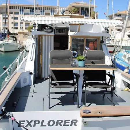 Nuits Insolites Bateau A Quai Port L'explorer